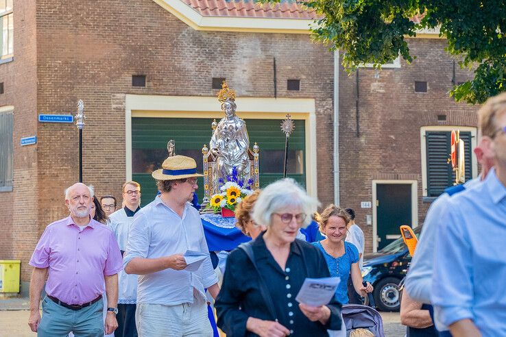 In beeld: Maria-Tenhemelopneming gevierd met processie in Zwolle