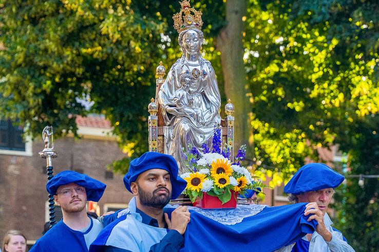 In beeld: Maria-Tenhemelopneming gevierd met processie in Zwolle