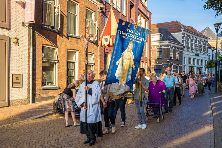 In beeld: Maria-Tenhemelopneming gevierd met processie in Zwolle
