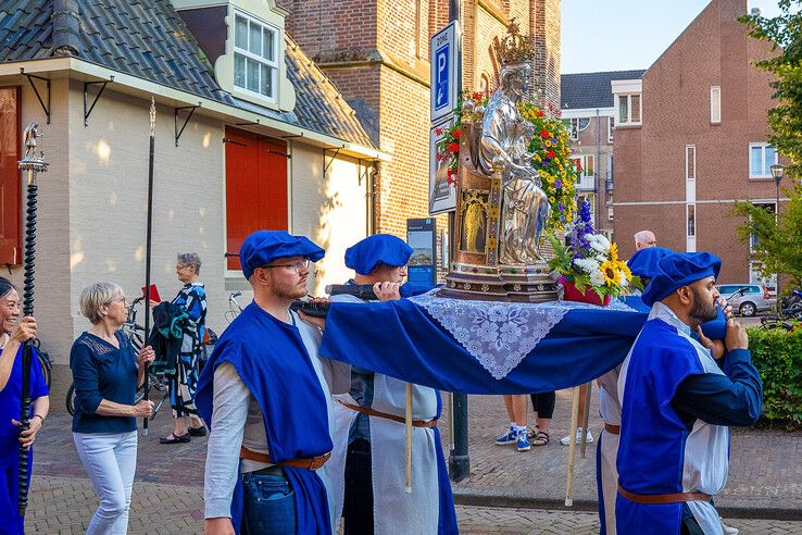 In beeld: Maria-Tenhemelopneming gevierd met processie in Zwolle