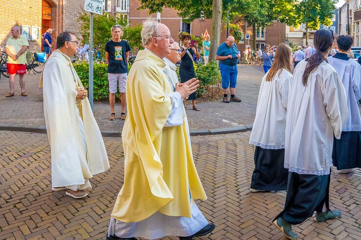 In beeld: Maria-Tenhemelopneming gevierd met processie in Zwolle