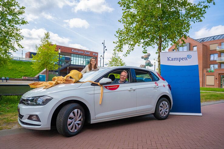 Wethouder Boddeus neemt deelauto in gebruik in Kampen, op achtergrond Anja Beverwijk van Greenwheels.