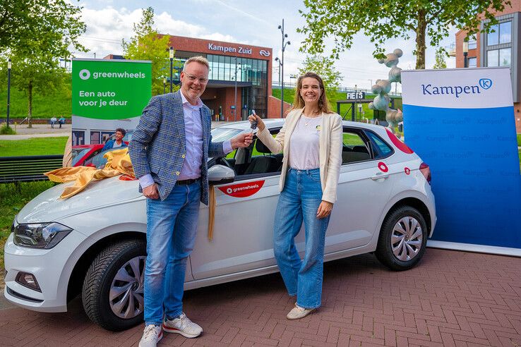 Wethouder neemt eerste deelauto in Kampen in gebruik: ‘Duurzaam alternatief voor eigen auto’