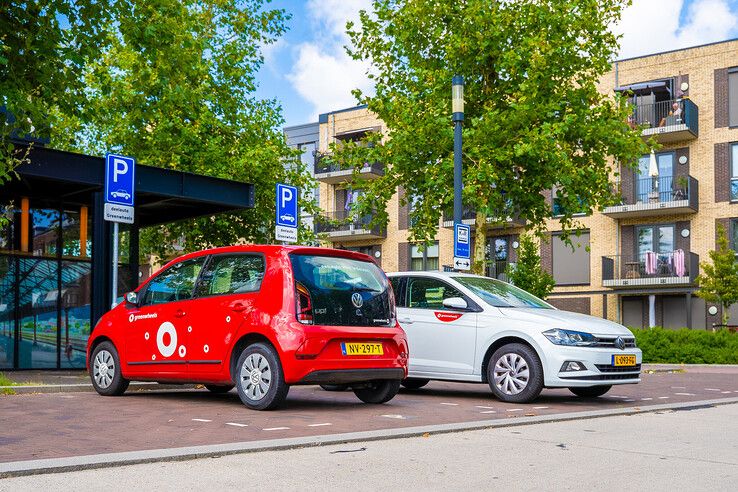 Wethouder neemt eerste deelauto in Kampen in gebruik: ‘Duurzaam alternatief voor eigen auto’