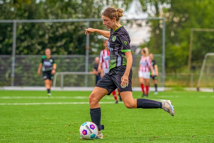 In beeld: IJVV Vrouwen en ASV Dronten delen de punten in bekerduel