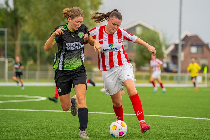 In beeld: IJVV Vrouwen en ASV Dronten delen de punten in bekerduel