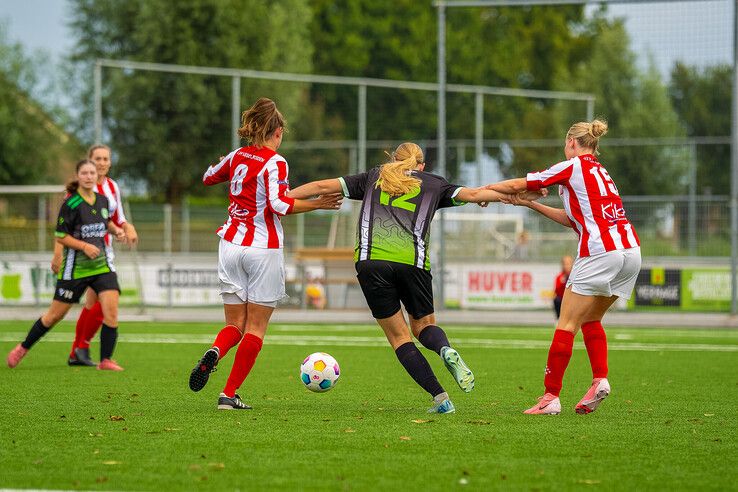 In beeld: IJVV Vrouwen en ASV Dronten delen de punten in bekerduel