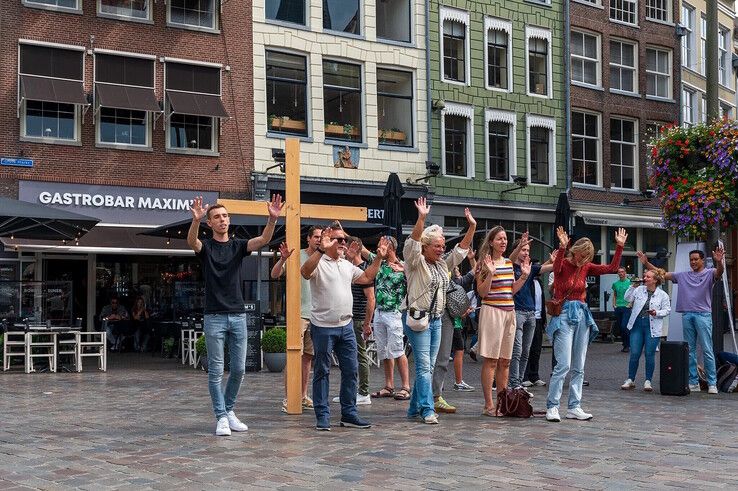 Kloens (links) in actie tijdens een evangelisatie in Zwolle.