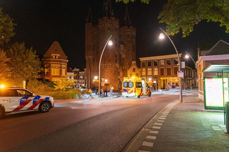 Een oudere fietser raakte gewond door een valpartij bij de Sassenpoort in Zwolle.