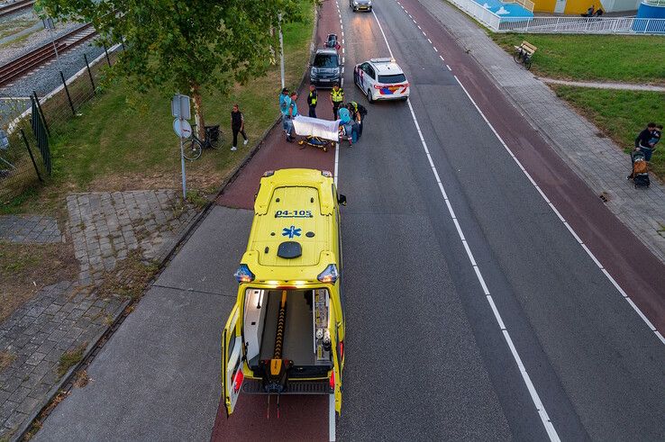 Ambulance op de Oosterlaan in Zwolle na valpartij fietser.