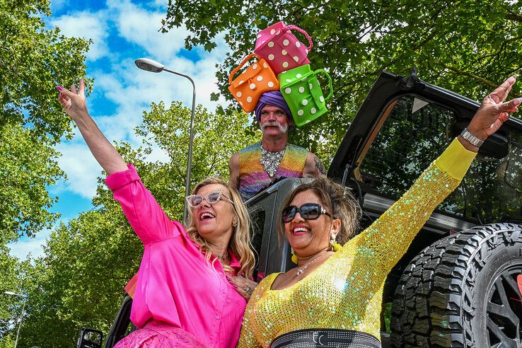 In beeld: Regenboogstoet trekt door Zwolle tijdens jaarlijkse Pride