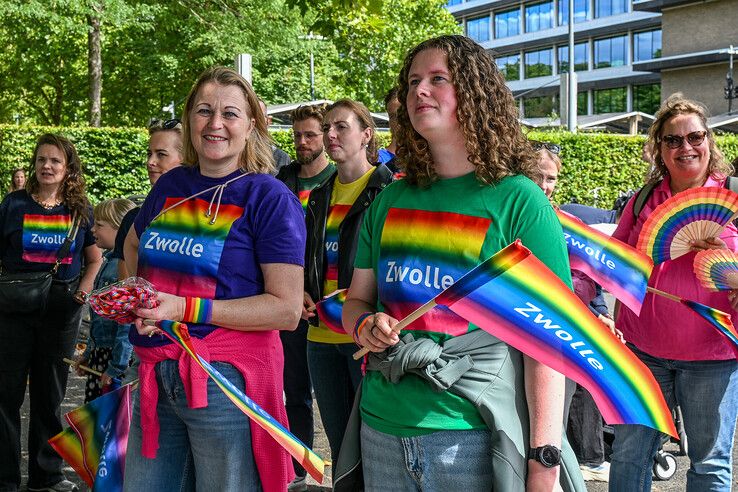 In beeld: Regenboogstoet trekt door Zwolle tijdens jaarlijkse Pride
