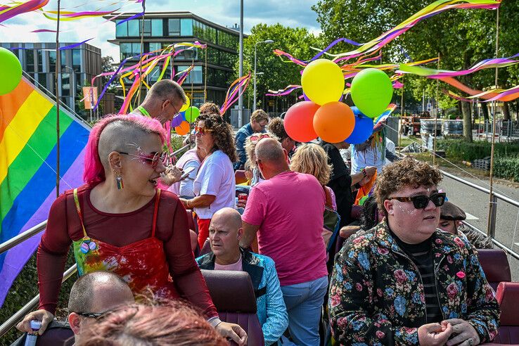 In beeld: Regenboogstoet trekt door Zwolle tijdens jaarlijkse Pride