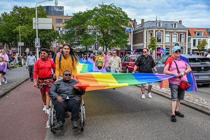 In beeld: Regenboogstoet trekt door Zwolle tijdens jaarlijkse Pride