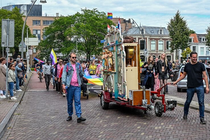 In beeld: Regenboogstoet trekt door Zwolle tijdens jaarlijkse Pride