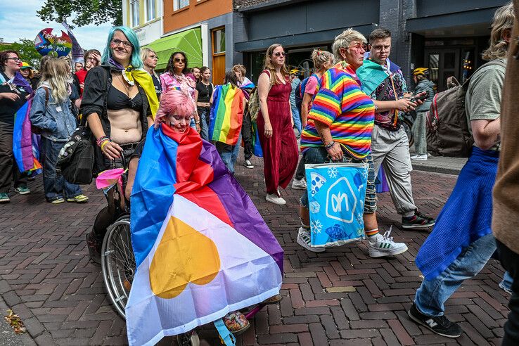 In beeld: Regenboogstoet trekt door Zwolle tijdens jaarlijkse Pride