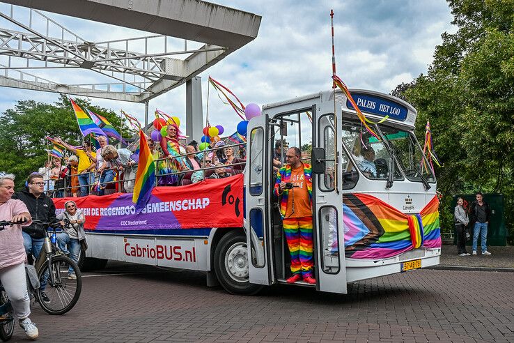 In beeld: Regenboogstoet trekt door Zwolle tijdens jaarlijkse Pride