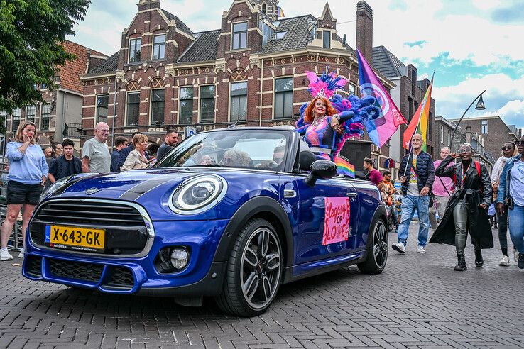 In beeld: Regenboogstoet trekt door Zwolle tijdens jaarlijkse Pride