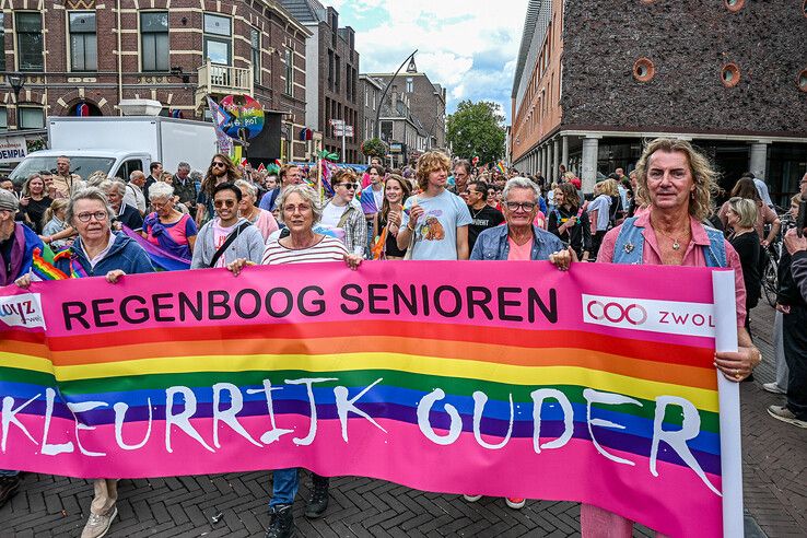 In beeld: Regenboogstoet trekt door Zwolle tijdens jaarlijkse Pride