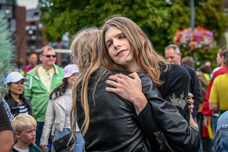In beeld: Regenboogstoet trekt door Zwolle tijdens jaarlijkse Pride