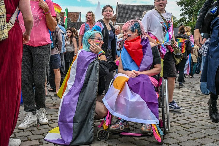 In beeld: Regenboogstoet trekt door Zwolle tijdens jaarlijkse Pride