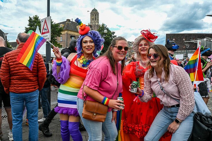 In beeld: Regenboogstoet trekt door Zwolle tijdens jaarlijkse Pride