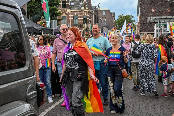 In beeld: Regenboogstoet trekt door Zwolle tijdens jaarlijkse Pride
