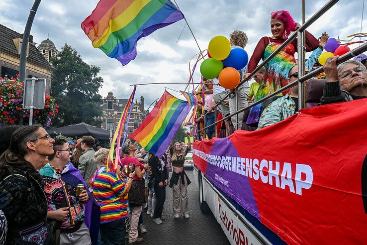 In beeld: Regenboogstoet trekt door Zwolle tijdens jaarlijkse Pride