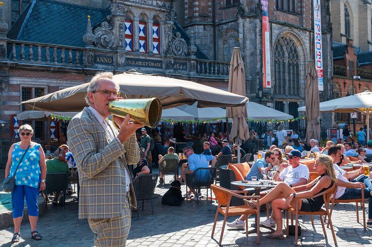 Horecaondernemers gefrustreerd na nieuwe terrasactie religieuze zanger in Zwolle