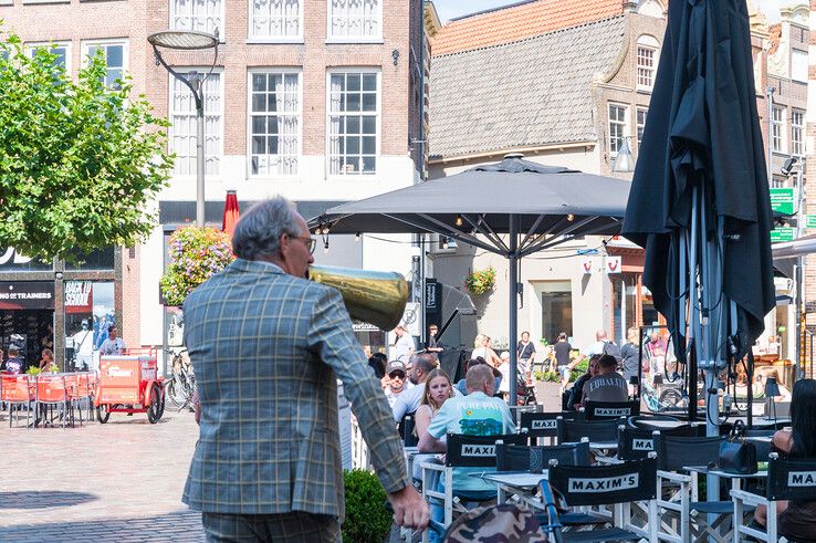 Horecaondernemers gefrustreerd na nieuwe terrasactie religieuze zanger in Zwolle