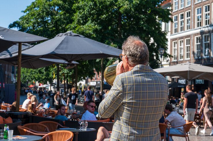 Horecaondernemers gefrustreerd na nieuwe terrasactie religieuze zanger in Zwolle
