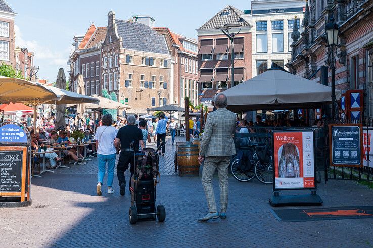 Horecaondernemers gefrustreerd na nieuwe terrasactie religieuze zanger in Zwolle