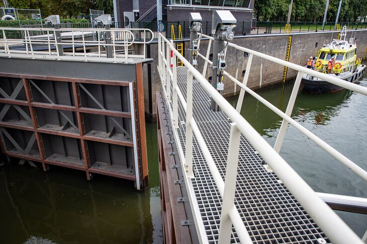 In beeld: Spooldersluis in Zwolle weer open na maandenlange renovatie