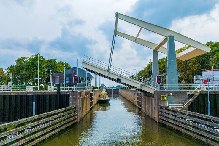 In beeld: Spooldersluis in Zwolle weer open na maandenlange renovatie