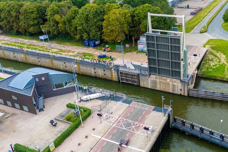 In beeld: Spooldersluis in Zwolle weer open na maandenlange renovatie