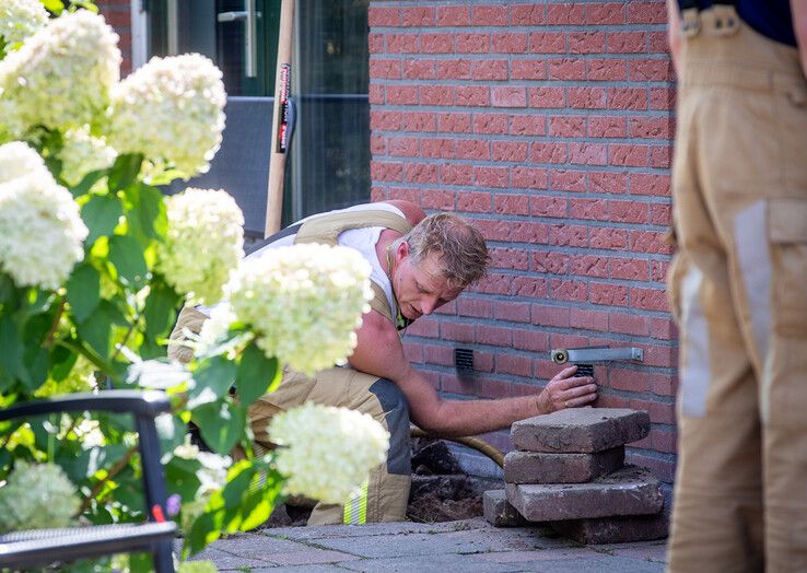 Steekvlam veroorzaakt brand in kruipruimte woning Kamperveen (video)
