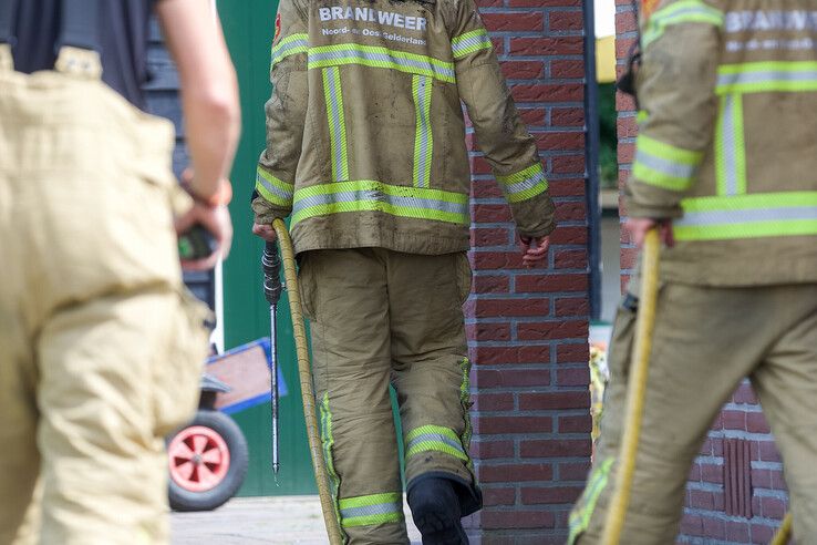Steekvlam veroorzaakt brand in kruipruimte woning Kamperveen (video)