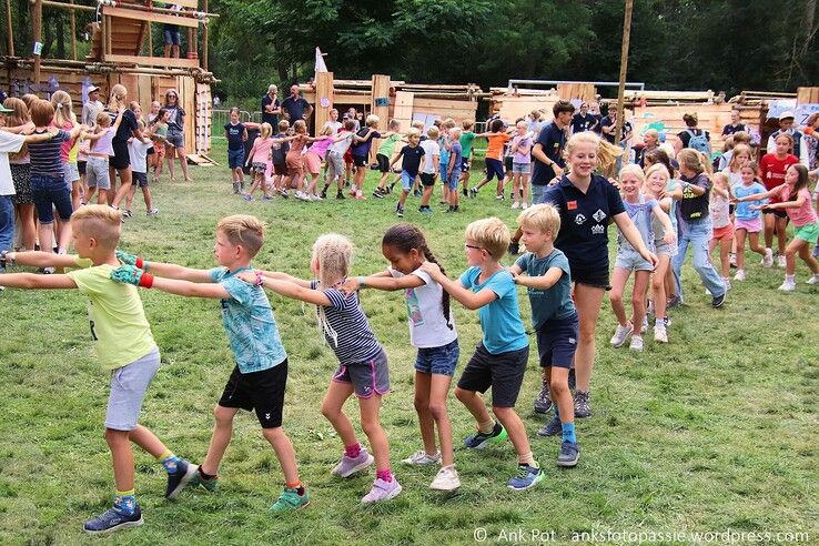 In beeld: Kinderen sluiten vakantie af met middeleeuws Huttendorp in Aa-landen Zwolle