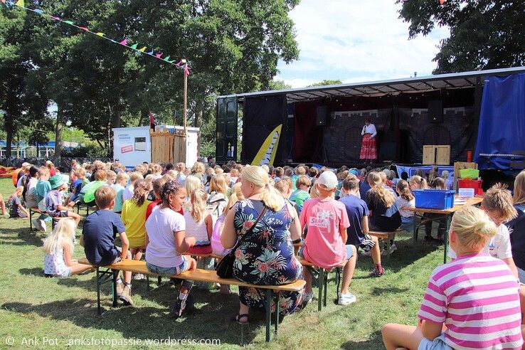 In beeld: Kinderen sluiten vakantie af met middeleeuws Huttendorp in Aa-landen Zwolle