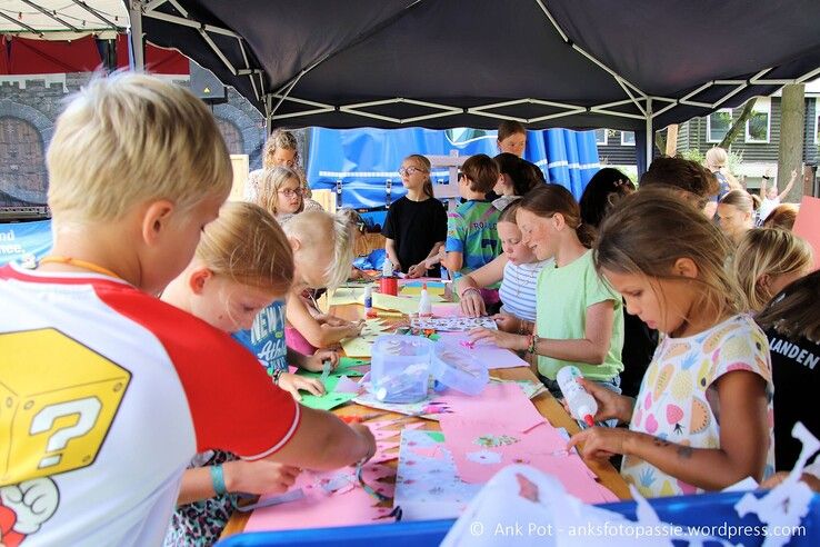 In beeld: Kinderen sluiten vakantie af met middeleeuws Huttendorp in Aa-landen Zwolle