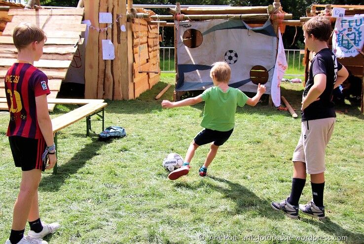 In beeld: Kinderen sluiten vakantie af met middeleeuws Huttendorp in Aa-landen Zwolle
