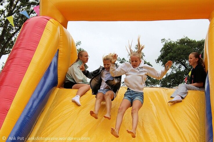 In beeld: Kinderen sluiten vakantie af met middeleeuws Huttendorp in Aa-landen Zwolle