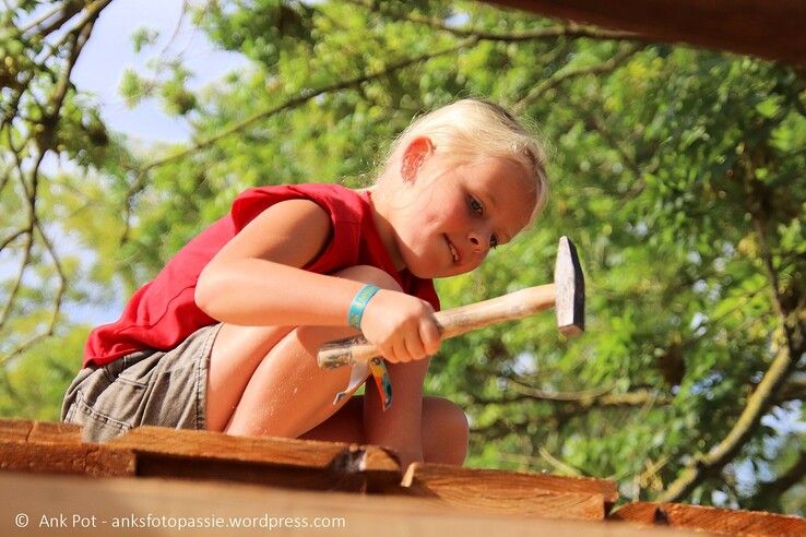 In beeld: Kinderen sluiten vakantie af met middeleeuws Huttendorp in Aa-landen Zwolle