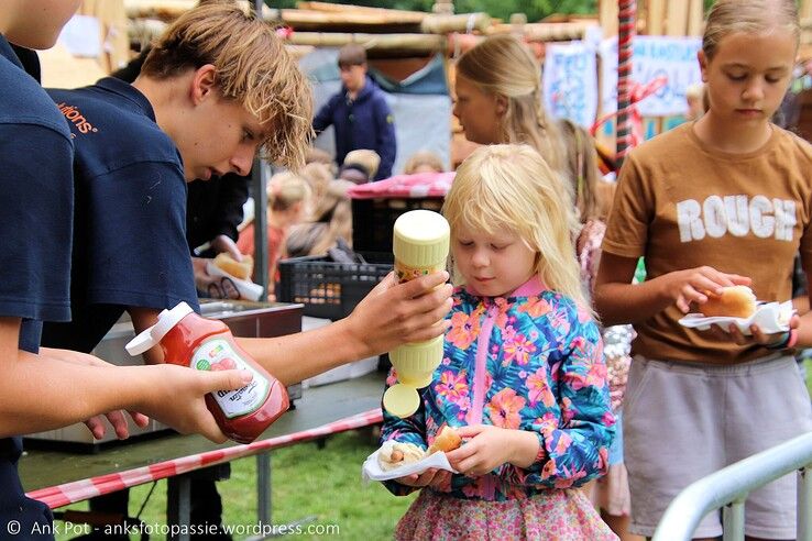 In beeld: Kinderen sluiten vakantie af met middeleeuws Huttendorp in Aa-landen Zwolle
