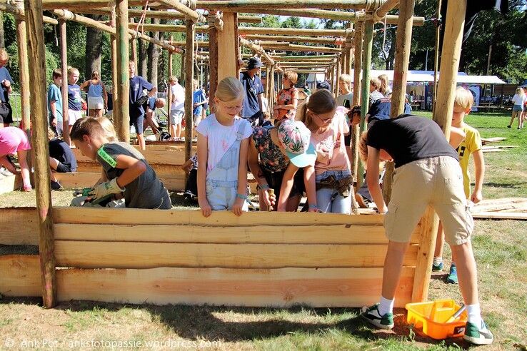 In beeld: Kinderen sluiten vakantie af met middeleeuws Huttendorp in Aa-landen Zwolle
