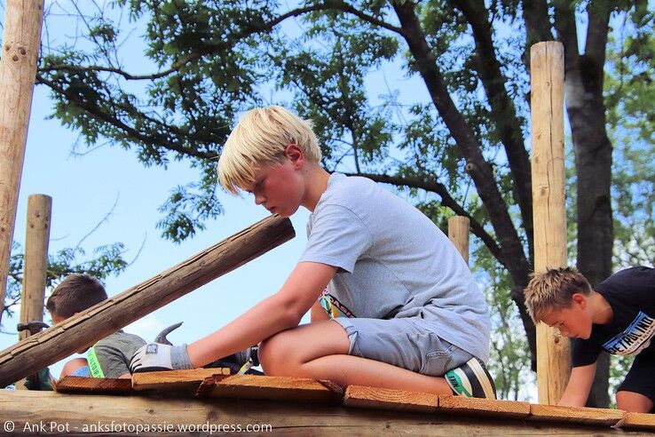 In beeld: Kinderen sluiten vakantie af met middeleeuws Huttendorp in Aa-landen Zwolle