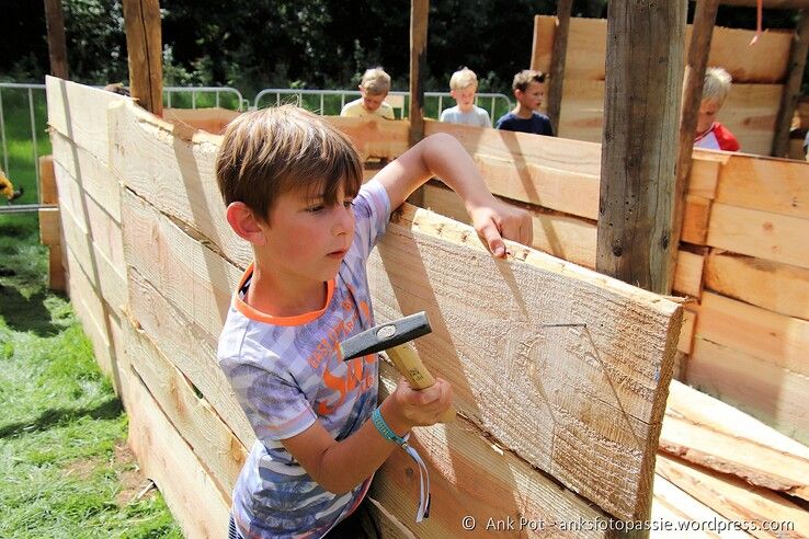 In beeld: Kinderen sluiten vakantie af met middeleeuws Huttendorp in Aa-landen Zwolle