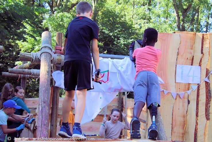 In beeld: Kinderen sluiten vakantie af met middeleeuws Huttendorp in Aa-landen Zwolle