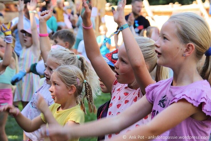 In beeld: Kinderen sluiten vakantie af met middeleeuws Huttendorp in Aa-landen Zwolle
