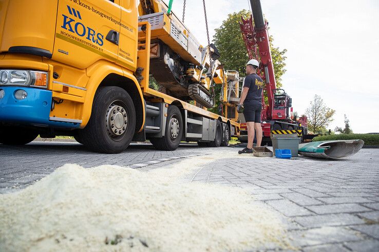 In beeld: Hoogwerker kantelt op Campus Windesheim, bedrijfshulpverleners grijpen snel in